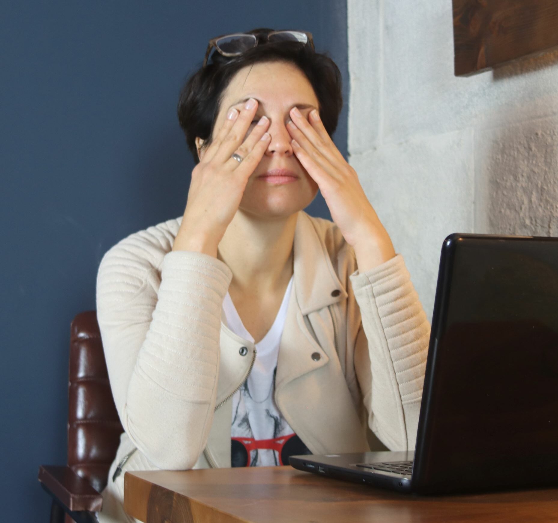 Frau entspannt ihre Augen vor dem PC